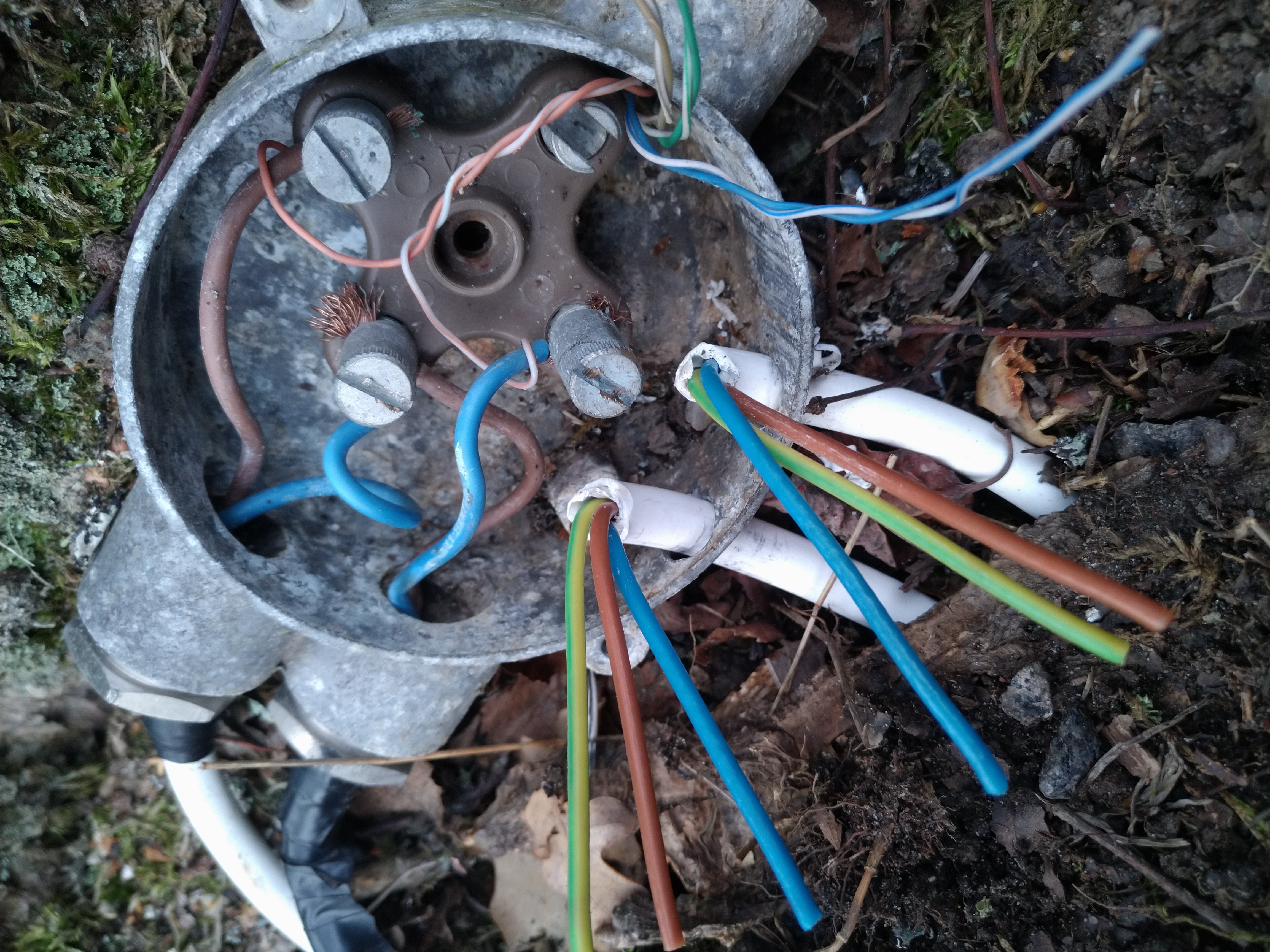 Using CAT5 UTP for two loops at the same time. A multipel leader gives you a choice of turns.